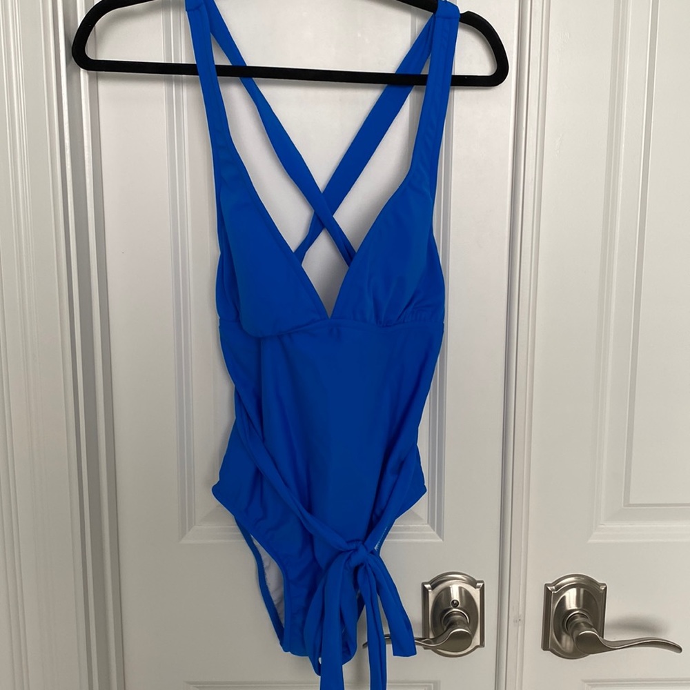 New Sports Illustrated Swim Suit. Blue L, Size M Gem